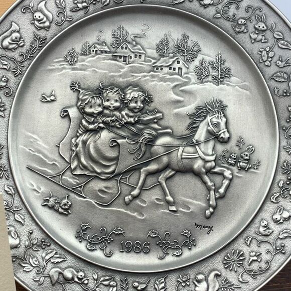 Vintage Little Gallery By Hallmark Mary Hamilton Christmas Pewter Plate Gray OS - Picture 3 of 3